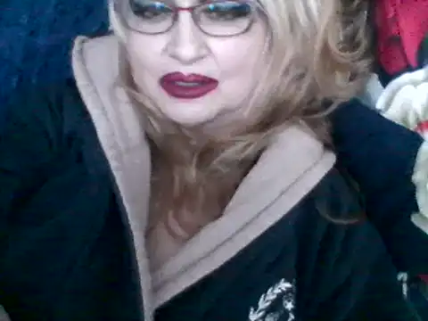 Snapshot of CarlyTreat chatting on 02-15-25, 07:39 CarlyTreat online show from 02-15-25, 07:39