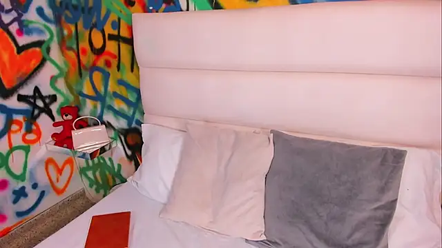 Liana Bernocchi online show from 02-15-26, 08:41