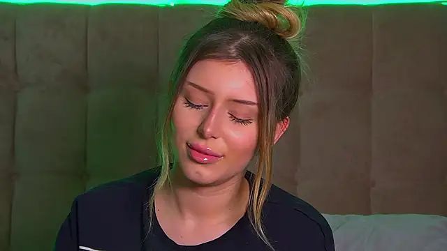 Snapshot of LiliaBianka chatting on 03-11-25, 03:34 LiliaBianka online show from 03-11-25, 03:34