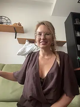 Snapshot of Vanilladreams chatting on 06-30-26, 04:51 Vanilladreams online show from 06-30-26, 04:51