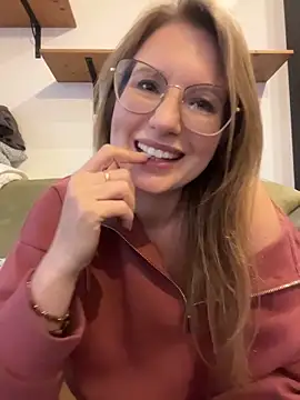 Snapshot of Vanilladreams chatting on 05-17-26, 05:24 Vanilladreams online show from 05-17-26, 05:24