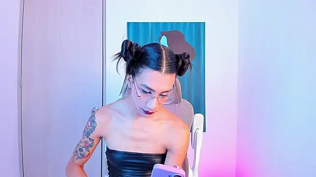 Snapshot of sofiaa_grey_ chatting on 04-21-26, 04:02 sofiaa grey online show from 04-21-26, 04:02