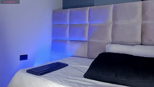 Shayla27 online show from 04-15-26, 07:58