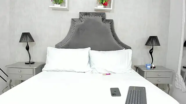 Snapshot of LaurenSnow chatting on 02-05-25, 03:31 LaurenSnow online show from 02-05-25, 03:31