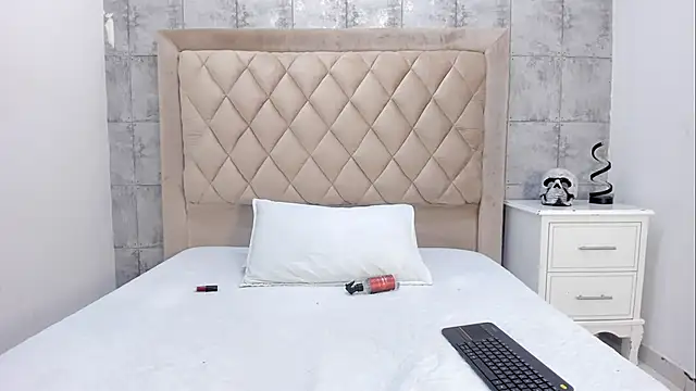 LaurenSnow online show from 11-23-25, 03:33