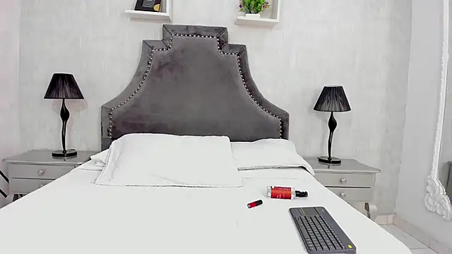 LaurenSnow online show from 11-28-25, 02:17