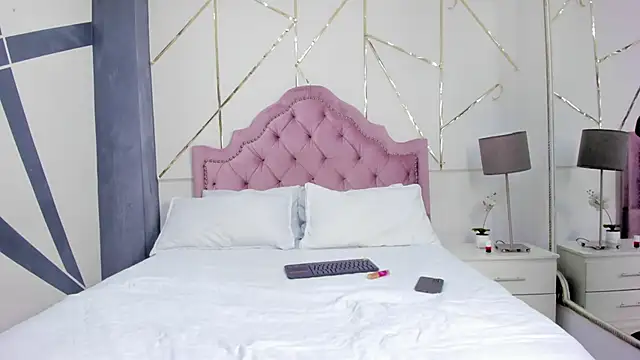 Snapshot of LaurenSnow chatting on 02-18-25, 06:37 LaurenSnow online show from 02-18-25, 06:37