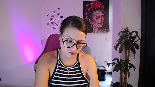 esmeraldaa230 online show from 02-26-26, 09:04