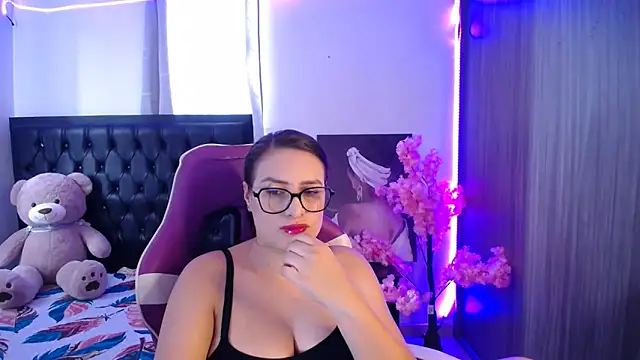 esmeraldaa230 online show from 04-28-26, 07:07