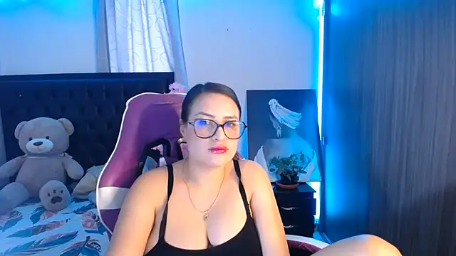 esmeraldaa230 online show from 06-03-26, 07:07
