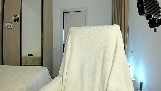 CharlotteWells online show from 11-07-25, 01:48