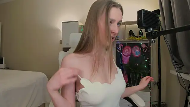 CharlotteWells online show from 01-03-25, 02:30