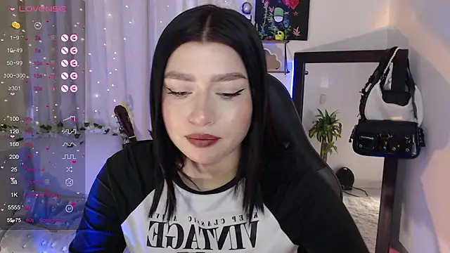 Snapshot of mily_thomson_b_ chatting on 10-19-25, 08:00 mily thomson b online show from 10-19-25, 08:00