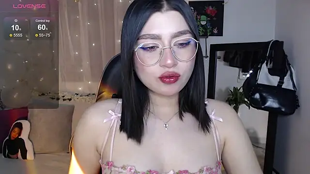 Snapshot of mily_thomson_b_ chatting on 09-21-25, 04:17 mily thomson b online show from 09-21-25, 04:17
