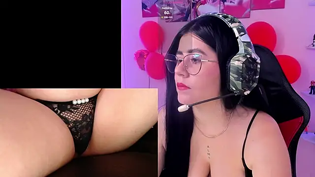 Snapshot of DanielaHang chatting on 02-13-25, 01:05 DanielaHang online show from 02-13-25, 01:05