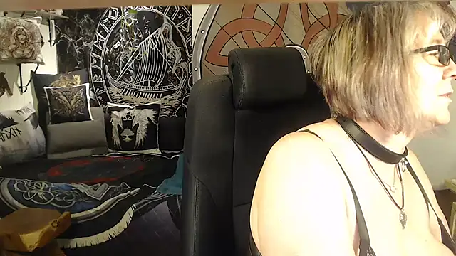 Snapshot of TittenMichelle chatting on 05-04-26, 06:11 TittenMichelle online show from 05-04-26, 06:11