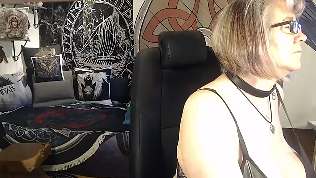Snapshot of TittenMichelle chatting on 05-13-26, 07:04 TittenMichelle online show from 05-13-26, 07:04