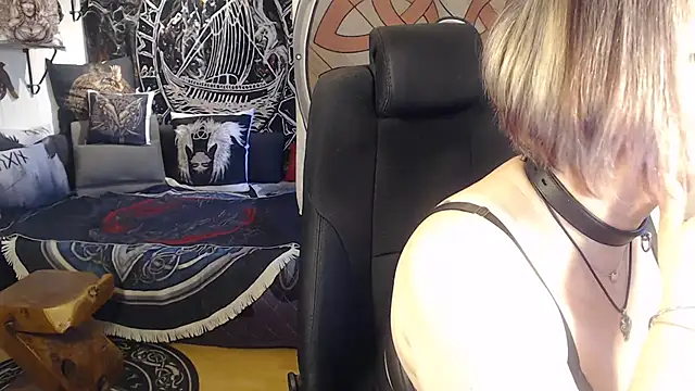 Snapshot of TittenMichelle chatting on 04-17-26, 06:38 TittenMichelle online show from 04-17-26, 06:38