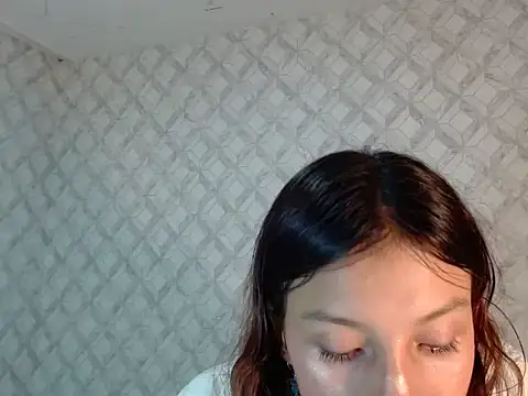 Snapshot of Emma-Wilson chatting on 05-13-26, 04:19 Emma-Wilson online show from 05-13-26, 04:19