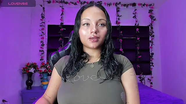 Snapshot of sweelanna__ chatting on 02-18-26, 01:03 sweelanna online show from 02-18-26, 01:03