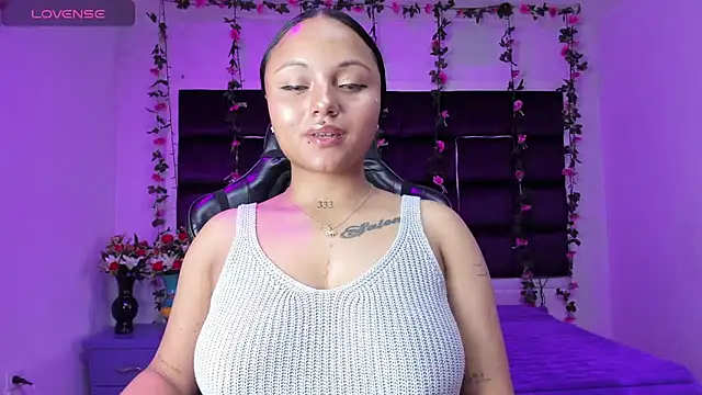 Snapshot of sweelanna__ chatting on 02-19-26, 01:24 sweelanna online show from 02-19-26, 01:24