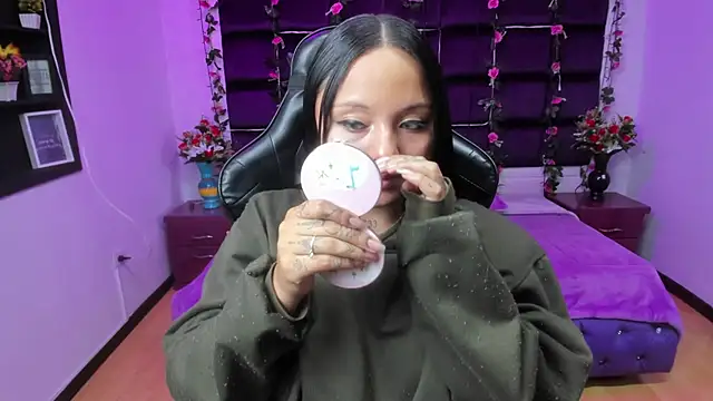 sweelanna   online show from 03-15-25, 06:14