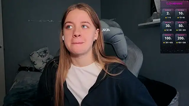 Snapshot of candy_maggie chatting on 11-14-25, 08:18 candy maggie online show from 11-14-25, 08:18