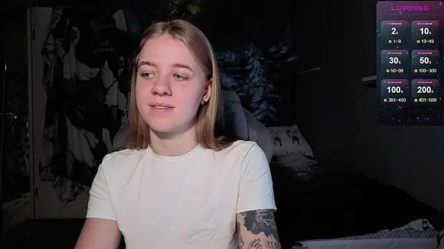 Snapshot of candy_maggie chatting on 12-13-25, 08:04 candy maggie online show from 12-13-25, 08:04