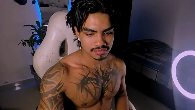 Snapshot of Young_laroi chatting on 01-11-25, 08:33 Young laroi online show from 01-11-25, 08:33
