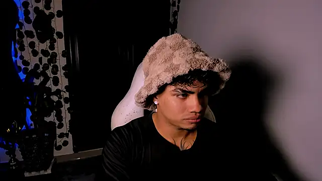 Snapshot of Young_laroi chatting on 02-18-25, 05:20 Young laroi online show from 02-18-25, 05:20
