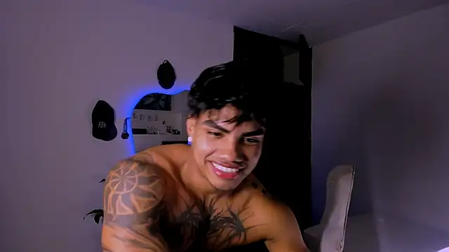 Snapshot of Young_laroi chatting on 01-18-25, 07:38 Young laroi online show from 01-18-25, 07:38