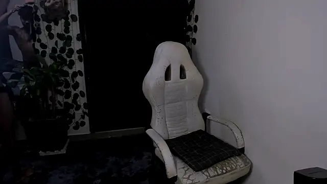 Snapshot of Young_laroi chatting on 02-23-25, 05:12 Young laroi online show from 02-23-25, 05:12