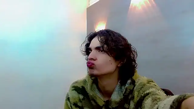 Snapshot of Sr_BonnyEthan chatting on 10-25-25, 02:07 Sr BonnyEthan online show from 10-25-25, 02:07