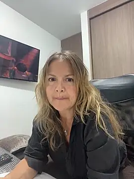 Snapshot of Leyna_liu chatting on 03-23-25, 03:10 Leyna liu online show from 03-23-25, 03:10