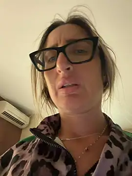 Snapshot of casalinga88 chatting on 07-11-26, 01:22 casalinga88 online show from 07-11-26, 01:22