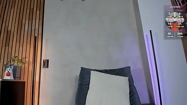 Snapshot of honeyhot69__ chatting on 10-20-25, 11:33 honeyhot69   online show from 10-20-25, 11:33