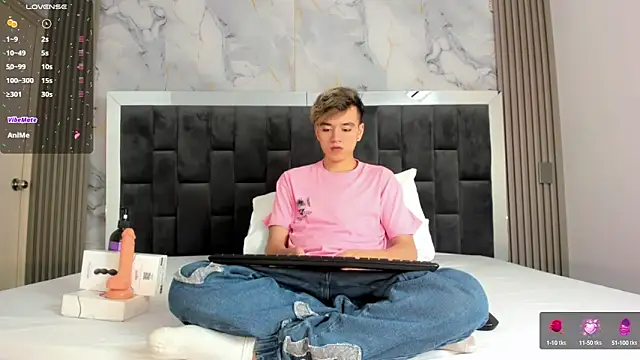 Snapshot of bunny_maxi chatting on 02-14-25, 01:08 bunny maxi online show from 02-14-25, 01:08
