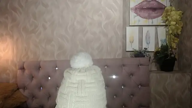 Snapshot of EmmaCowperr chatting on 01-08-26, 04:29 EmmaCowperr online show from 01-08-26, 04:29