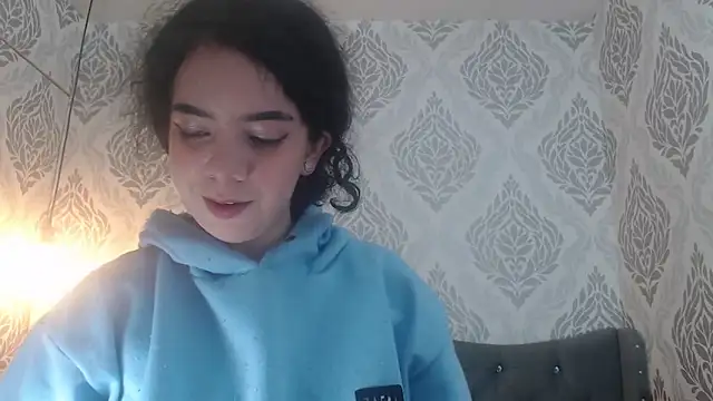 Snapshot of EmmaCowperr chatting on 03-17-25, 11:53 EmmaCowperr online show from 03-17-25, 11:53