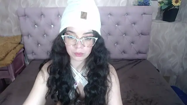 Snapshot of EmmaCowperr chatting on 01-06-26, 04:27 EmmaCowperr online show from 01-06-26, 04:27