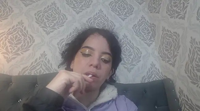 Snapshot of EmmaCowperr chatting on 03-21-25, 05:56 EmmaCowperr online show from 03-21-25, 05:56