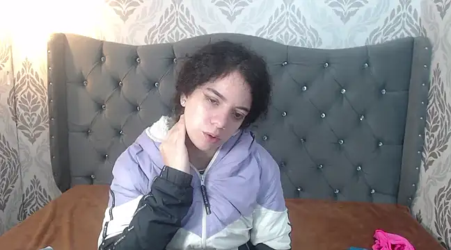 Snapshot of EmmaCowperr chatting on 03-12-25, 11:32 EmmaCowperr online show from 03-12-25, 11:32