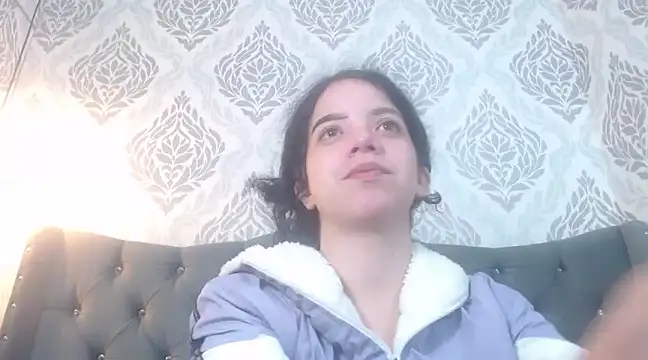 Snapshot of EmmaCowperr chatting on 03-19-25, 12:23 EmmaCowperr online show from 03-19-25, 12:23