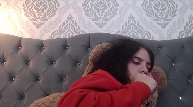 Snapshot of EmmaCowperr chatting on 03-11-25, 12:00 EmmaCowperr online show from 03-11-25, 12:00