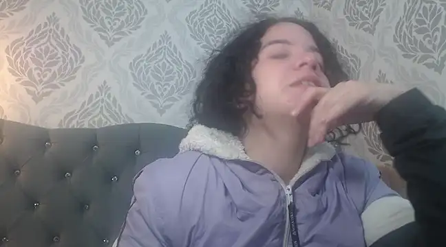 Snapshot of EmmaCowperr chatting on 03-21-25, 11:44 EmmaCowperr online show from 03-21-25, 11:44