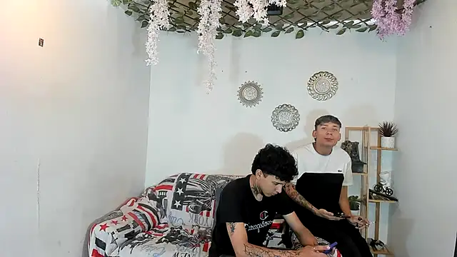 oliverhot2005 online show from 11-10-25, 02:33