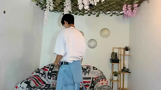 oliverhot2005 online show from 12-04-25, 08:19