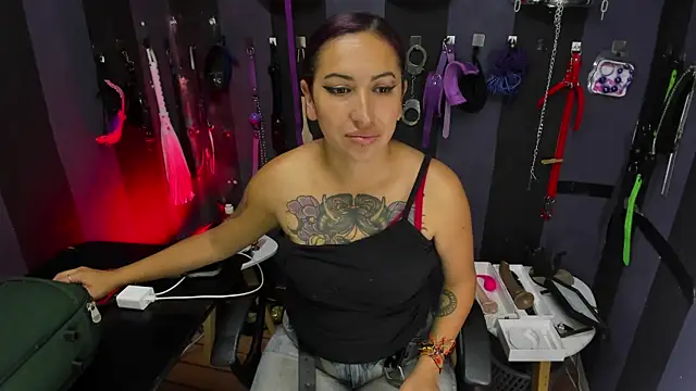 Snapshot of LucyStrike_ chatting on 10-23-25, 10:52 LucyStrike online show from 10-23-25, 10:52