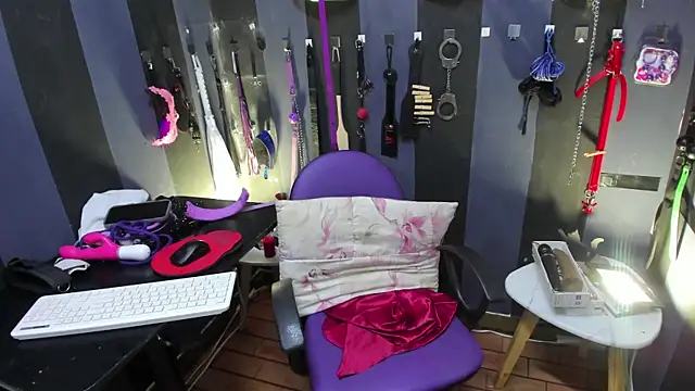 Snapshot of LucyStrike_ chatting on 10-15-25, 10:40 LucyStrike online show from 10-15-25, 10:40