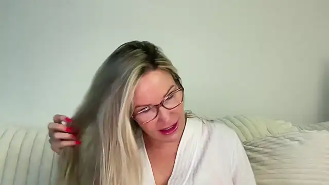 Snapshot of Milf_Goddess chatting on 09-27-25, 06:52 Milf Goddess online show from 09-27-25, 06:52